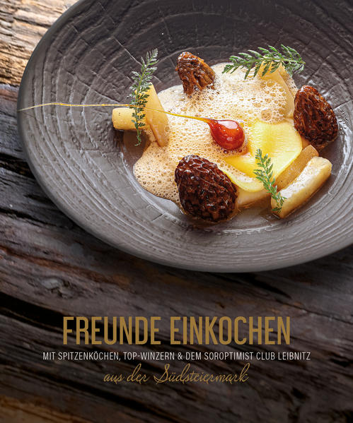 DAS FREUNDE KOCHBUCH aus der Südsteiermark 17 FEINE & ELEGANTE 4-GÄNGE MENÜS VON SPITZENKÖCHEN MIT WEINEMPFEHLUNGEN VON TOP-WINZERN Mit Liebe Freunde „einkochen“! Menschen kommen zusammen. Es wird geredet, gelacht, gemeinsam gegessen und getrunken. So ein gelungener Abend mit lieben Gästen macht Spaß. Und dabei „Freunde einkochen“? Für uns bedeutet das, für Freunde zu sorgen und ein wohlschmeckendes Menü vorzubereiten, gemeinsam zu genießen, Zeit miteinander zu verbringen und mit einem kleinen Augenzwinkern ein Lächeln ins Gesicht zu zaubern. Ein geschmackvolles Essen macht die gemeinsamen Stunden daher perfekt. Dieses Kochbuch ist für Gastgeber gedacht, die sich für ein köstliches Essen für Freunde inspirieren lassen möchten. Es beinhaltet eine Rezeptsammlung von 17 südsteirischen Spitzenköchen für 4-gängige Menüs und inkludiert dazu passende Weinbegleitungen von südsteirischen Top-Winzern, um Freunde zu Hause kulinarisch zu verwöhnen. Wir leben in der Südsteiermark, die weltbekannt ist für ihre hervorragenden Weine. Dazu hat sich in den letzten Jahren eine außergewöhnliche Dichte an Spitzenlokalen etabliert. Hinter den Lokalen und Weingütern stehen einzigartige Menschen mit ihren Charakteren, ihrem Wissen und Können. Dieses Kochbuch ist auch eine Einladung, diese Menschen persönlicher kennenzulernen. Unsere Auswahl ist nur ein kleiner Auszug von vielen Top-Betrieben, die man in der Südsteiermark entdecken kann.