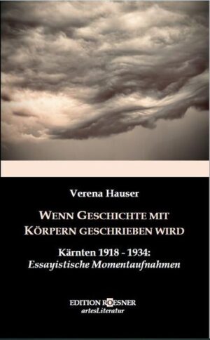 Kärnten ist in der Zeit von 1918 bis 1934 getrieben von den konfliktreichen Geschehnissen und Ent-wicklungen um die südliche Grenze, geprägt von der folgenschweren Volksabstimmung, der zu-nehmenden Präsenz der Nationalsozialisten, bis sich alles zum Juliputsch 1934 zuspitzt. Wie das alles passieren konnte und wie das Leben der deutsch-kärntnerischen und slowenisch-kärntnerischen Bevölkerung davon beeinflusst wurde, wird umso verständlicher, wenn es aus der jeweiligen Perspektive der Menschen mit ihren höchstpersönlichen Lebensgeschichten in Klagen-furt, Südkärnten oder dem Lavanttal erzählt wird. So fügen sich die einfühlsam von Verena Hauser beschriebenen Episoden der Protagonistinnen und Protagonisten mit ihren einzigartigen Dialekten puzzlegleich zu einem großen Ganzen …