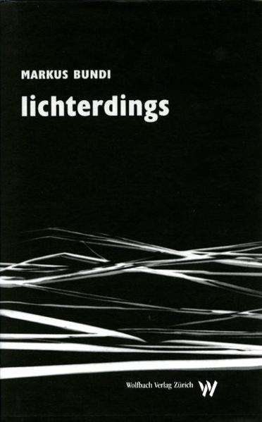 lichterdings' - ein Buch, bestehend aus fünf Teilen, wie sie - auf den ersten Blick - nicht unterschiedlicher sein könnten. Auf eine 'KLeine Matrix' folgt eine Erzählung. Drei Mundart-Gedichte, danach ein Protokoll, ein lyrischer Zyklus schließt den Band ab. Ich-Erzähler und lyrisches Ich geben sich die Hand, eine zweite Figur, Anna, taucht in den Zeilen auf und ab. Dasein und Abwesenheit rücken nahe zusammen in Markus Bundis Texten, sei es aus der Sicht eines Mantels, sei es im Spiegel einer anderen Kultur. Im Blick ein verirrtes Korkenstück, ein Bündel Altpapier oder ein Palästinensertuch, in das sich Kinder gebären lassen. Aus welcher Perspektive sich die Dinge aber auch betrachten lassen, der Erzähler weiß: 'die allerwenigsten Geschichten haben ein Ende'. Und was für den Erzähler gilt, gilt auch für den Leser: 'Der Punkt lässt keine Punktlandung zu / erst nach dem Punkt'. Ein Buch des Innehaltens, des Reflektieren, eines das Muße (und vielleicht einen passenden Rotwein dazu) erfordert. (Stadtspiegel Wattenscheid)