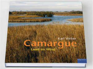 Mit Camargue – Land im Wind präsentiert der Rheinfelder Naturfotograf und Publizist Karl Weber nach 'Erlebnis Wald' und dem Doppelband 'Faszination Natur' sein drittes grösseres Werk beim Verlag Ismero. Es basiert auf dem 1968 bei Kümmerly & Frey erschienenen Band 'Camargue – Seele einer Wildnis'. In Zusammenarbeit von Autor und Verlag entstand die vorliegende Neubearbeitung und Neuauswahl der Bilder aus dem grossen Fundus von Karl Webers frühem Schaffen. Fast die Hälfte der gesamten Fläche des Rhonedeltas ist auch heute noch nahezu unverfälschte Wildnis. Hier bestimmt nicht der Mensch, sondern die Natur und ihre formenden Kräfte. In den Darstellungen im Buch sind einerseits nach Jahreszeiten ablesbar, zum anderen ist eine Abfolge von der Küste hin zum Hinterland beschrieben. So kommen die charakteristischen Landschaften von den Dünen über die Salzsteppen bis zu den Trockenrasen in den höchstgelegenen Gebieten zum Zuge. Bei den Gewässern sind folgende Landschaftstypen aufgezeigt: Meeresküste, Brackwasserseen, die Süsswasserlandschaften der Gräben, Kanäle und Flussarme des Rhonedeltas mit seiner gewaltigen Vielzahl an Vogelarten, Säugern, Amphibien – immer noch ein in Europa einzigartiges Naturparadies. Erklärtes Ziel des Autors ist es, mit seinen Bildern und Texten nicht nur Schönes und Spektakuläres aus der Natur in den Vordergrund zu stellen, sondern vor allem auch zu zeigen, wie viel Faszinierendes selbst im vermeintlich Alltäglichen oder im oft Verkannten, ja Unbeliebten zu entdecken ist, wenn man etwas tiefer hineinblickt.