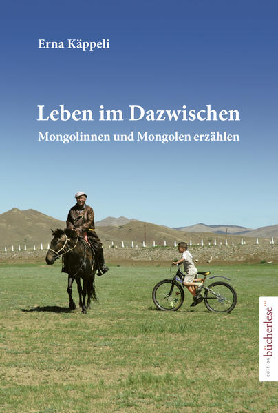 Die Mongolei ist ein Land von berückender Schönheit und gleichzeitig voller Gegensätze. Noch vor hundert Jahren zogen die Menschen als Nomadinnen und Nomaden durchs Land und lebten von dem, was der Boden hergab. Heute sitzen sie in Dörfern und Städten, vielerorts von Armut gezeichnet. Viele tragen ihre Geschichte(n) in sich weiter, wollen das Beste aus der neuen Situation machen, andere wiederum haben sich und ihre Herkunft längst verloren, sie haben sich verirrt im Gewirr von westlichen Einflüssen, Kapitalismus und Marktwirtschaft. Erna Käppeli hat die Mongolei immer wieder besucht, und sie hat den Menschen zugehört. In den Porträts lässt sie Frauen und Männer erzählen - vom großen und kleinen Glück als Unternehmerin, vom Konflikt zwischen Tradition und Moderne, von Rollenbildern, die durcheinandergeraten, vom wachsenden Selbstbewusstsein einer Nation, vom Wiedererstarken des mongolischen Buddhismus und Rückbesinnen auf eine starke Tradition.