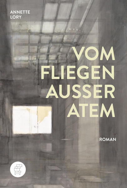 "Vom Fliegen ausser Atem" erzählt die Geschichte der 18-jährigen Sara, die nach ihrer Ausbildung möglichst weit weg von Zuhause will. Sie landet als Au-Pair in den USA. Das erhoffte Gefühl der Freiheit stellt sich jedoch nicht ein. Als sie den Künstler Nino kennen und lieben lernt, scheint ihr Leben endlich die richtige Wendung zu nehmen. Ihre Reise zu sich selbst hat aber gerade erst begonnen. Annette Lory zeichnet das Porträt einer sensiblen jungen Frau, die immer wieder an ihre Grenzen stösst, fällt, sich aufrappelt und nach Atem ringt, um vielleicht doch noch fliegen zu lernen. Claudia Fellmer und Sabine Hagmann ergänzen die Geschichte mit fotografischen Interpretationen. Sie schaffen mit den Bildbeiträgen einen weiteren Erlebnishorizont der atemraubenden Umwege auf Saras Reise zu sich selbst.