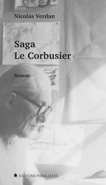 Am 27. August 1965 um neun Uhr morgens begibt sich Charles-Édouard Jeanneret, genannt Le Corbusier, an der Côte d’Azur zum Schwimmen ins Meer. Wenig später findet man seinen leblos treibenden Körper in Ufernähe. Kurz vor diesem dramatischen Tod sieht der berühmte 77-jährige Architekt vor dem inneren Auge noch einmal sein Leben vorbeiziehen. Zunächst tauchen einzelne Bilder und Szenen auf, dann, in immer schnellerem Tempo, emotionale Erinnerungen an wichtige Momente seines Lebens, an prägende Orte und Beziehungen, Visionen für moderne Städte und errichtete Bauten in aller Welt. Der 2009 auf Französisch erschienene Roman von Nicolas Verdan basiert auf einer intensiven Auseinandersetzung mit Le Corbusiers Leben und Werk. Der Westschweizer Autor stützt sich auf wahre Begebenheiten, interpretiert sie literarisch und fügt sie auf raffinierte Weise zusammen. »Saga Le Corbusier« ist ein kunstvolles Porträt über eine der schillerndsten Persönlichkeiten des 20. Jahrhunderts.