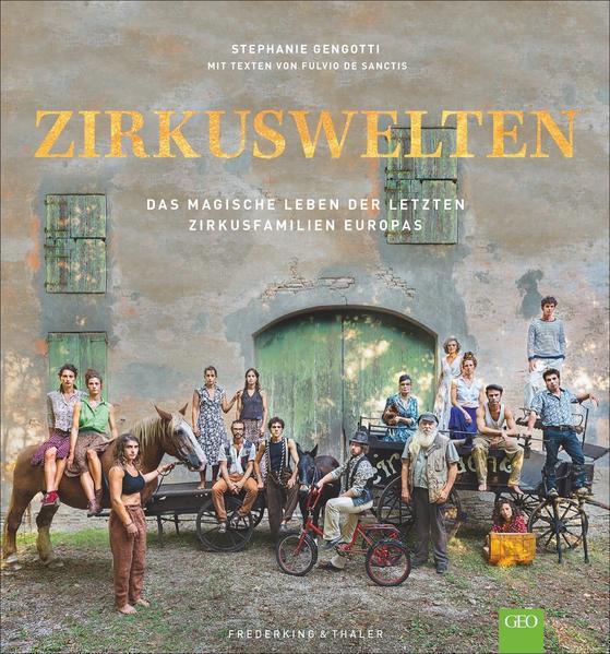 Geo-Reporter Christopher Piltz und Fotografin Stephanie Gengotti nehmen Sie mit auf eine fantastische Reise in die Welt der letzten europäischen Wanderzirkusse: Der Bildband zeigt in poetischen Bildern Zirkusfamilien aus ganz Europa und ihr Leben mit all seinen Freiheiten, seiner versponnenen Traumwelt, aber auch seinen Entbehrungen. Einfühlsame Porträts und emotionale Aufnahmen schauen hinter die Kulissen der Zirkusse und verzaubern mit einer Reise in eine andere Welt. Poetisch, melancholisch, verrückt - und einfach liebenswert!