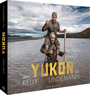 Die Gewalt des Yukon, der grimmige Strom – Joey Kelly und Till Lindemann stellen sich den Herausforderungen des wilden Flusses Erleben Sie das ultimative Abenteuer im Yukon! Till Lindemann von »Rammstein« und Joey Kelly von der Kelly Family nehmen Sie mit auf eine epische Reise entlang des berühmten Flusses. Entdecken Sie die atemberaubende Schönheit und die raue Wildnis des Yukon durch die fesselnden Fotografien von Thomas Stachelhaus. Tauchen Sie ein in die unberührte Natur und erfahren Sie die Kraft und Faszination dieses legendären Ortes. Ein Muss für Abenteuerliebhaber und Naturbegeisterte! Jetzt mit unveröffentlichten Gedichten von Till Lindemann. Außergewöhnliche, bibliophile Ausstattung im exklusiven Querformat Mit teils unveröffentlichten Gedichten von Till Lindemann & Interview