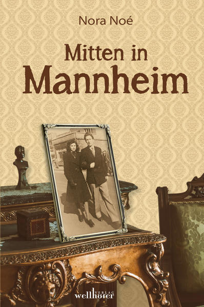 „Mitten in Mannheim“ schließt an Nora Noés erfolgreiche Jungbusch-Trilogie an und lässt viele „gute Bekannte“ aber auch neue Gesichter auftauchen. Die schweren Kriegsjahre und die von bitterer Not gekennzeichneten unmittelbaren Nachkriegsjahre sind überstanden und die Menschen beginnen langsam wieder nach vorne zu schauen. „Mädchen aus dem Jungbusch“, das sind sie alle: Betty, Annerose, Helena, Norma und ihre Freundinnen und Nachbarinnen. Junge Mannheimerinnen, die den Krieg überlebt haben. Sie alle sind erfüllt von der großen Sehnsucht, ihre Zukunft nun endlich selbst in die Hand zu nehmen. Doch das ist gar nicht so einfach, denn viele von den wenigen jungen Männern, die aus dem Krieg zurückkehrten, sind traumatisiert, seelisch und körperlich angeschlagen oder noch immer von den Werten des Nationalsozialismus infiziert. Sie alle müssen erst ihren Platz in diesem neuen Deutschland finden. Der Roman ist Familiengeschichte, Weltgeschichte, regionale Geschichte und die Geschichte Mannheims zugleich. Er ist eine Zeitreise in die späten 40er- und frühen 50er-Jahre mit all ihren Gegensätzen, mit Augenblicken tiefster Enttäuschung und Trostlosigkeit und unbeschreiblicher Glücksmomente voller Begeisterung und Zuversicht.