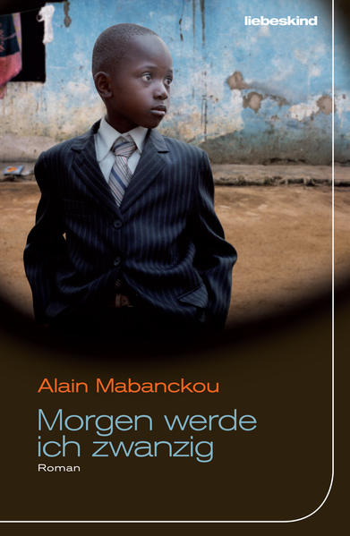 Pointe-Noire, Ende der Siebzigerjahre. Der Kongo hat längst seine Unabhängigkeit erlangt, und der zehnjährige Michel strebt danach, es seinem Heimatland gleichzutun. Aber während die Radionachrichten vom Sturz des persischen Schahs berichten und von der Vertreibung der Roten Khmer, muss Michel sich um seine eigenen Krisenherde kümmern. Seine zwölfjährige Freundin Caroline verlangt mehr Aufmerksamkeit und droht, ihn für einen Angeber aus der Fußballmannschaft zu verlassen. Sein Onkel René, selbst ernannter kapitalistischer Kommunist, kommt zwar für Michels Schulbildung auf, schielt aber unverhohlen auf das Erbe der verstorbenen Großmutter. Und zu allem Überfluss hat ein Schamane Michels Mutter eingeredet, dass sie keine weiteren Kinder bekommen könne, weil ihr Sohn den Schlüssel zu ihrem Bauch versteckt habe … In seinem neuen Roman zeichnet Alain Mabanckou anhand einer fantasievollen, hochkomischen Familiengeschichte das Porträt eines Kontinents, der sich zwischen kolonialer Vergangenheit und einstigen Freiheitsträumen neu erfinden musste.