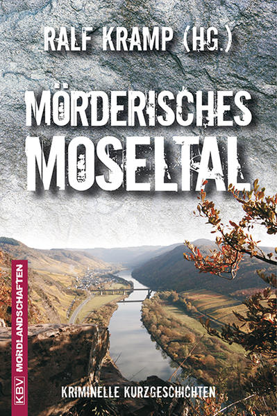 Die Mosel ist ein wahrhaft europäischer Fluss, der sich durch Frankreich, Luxemburg und Deutschland wälzt. Sie entspringt in den Vogesen und findet im Schatten steiler Weinberge ihr Ende. Auf ihrem Weg begegnet sie Landschaften, Städten und Menschen, und wenn auch das Sonnenlicht wunderhübsch glitzernd auf ihren Wellen tanzt, verbirgt sie doch tief unter der Oberfläche wahre Abgründe. Zwanzig Krimiautoren haben die Mosel auf ihrem Weg begleitet und sich abscheuliche Morde im Weinberg, haarsträubende Meucheleien auf dem Ausflugsschiff und gruselige Gräueltaten in den Moselstädtchen ausgedacht. In dieser Krimisammlung fließt reichlich frisches Blut durchs Moseltal. Ein Buch für Moselfans und Weintrinker, für Grenzgänger und Liebhaber erfrischender und spannender Kriminalgeschichten! Arno Strobel, Moni Reinsch, Simon Reinsch, Ralf Kramp, Mischa Martini, Ansgar Sittmann, Carsten Sebastian Henn, Lirot & Schlueter, Carola Clasen, Peter Friesenhahn, Carsten Neß, Stephan Brakensiek, Paul Walz und andere.