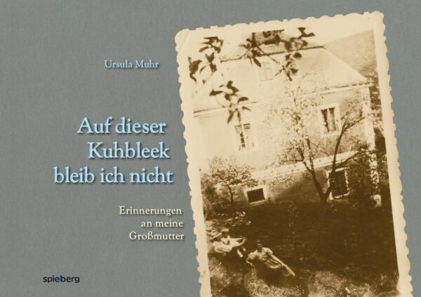 Kuhbleek, das heißt so viel wie Kaff, elendes Kaff. Der Satz ‚Auf der Kuhbleek bleib ich nicht’ zieht sich wie ein roter Faden durch die ersten 50 Lebensjahre meiner Großmutter. Erst wollte sie nicht bleiben, dann durfte sie nicht bleiben. Im Juni 1945 wurde sie, Tochter eines Hopfenbauern aus dem Saazer Land und inzwischen Müllersfrau bei Kaaden, mit ihren beiden Kindern von ihrem Hof vertrieben und fand in Franken eine neue Heimat. Warum aber sprach sie immer von ‚daheim’, wenn sie von der Mühle und dem Hopfenhof erzählte? Und wo war dieses ‚Daheim’? War das denn nicht hier, bei uns? Warum konnte sie nicht dorthin zurück, ja, warum wollte sie nicht dorthin zurück in dieses verzauberte Land hinter den Spiegeln, von dem sie so wunderschöne Geschichten wusste? Ihr ‚Daheim‘ war mein Sehnsuchtsort. Nicht der Ihre.