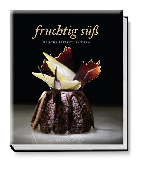 Der belgische Meisterpatissier Kris Goegebeur liebt es, mit Aromen und Texturen zu spielen, die er zu hinreißenden Geschmackserlebnissen kombiniert. In diesem Buch stellt er 60 einzigartige Rezepte auf der Basis von Früchten in überraschenden und aufregenden Kompositionen vor. Zugleich widmet er jeder Obstart und ihren verschiedenen Sorten ein eigenes Kapitel und gibt praktische Tipps zu Einkauf, Lagerung und Verarbeitung. „Fruchtig süß - Frische Patisserie-Ideen“ ist eines der ersten Koch- und Backbücher in Deutschland, dessen Rezepte dem Prinzip des „Foodpairing“ folgen, einer wissenschaftlichen Methode zur Ermittlung der perfekten Kombination von Aroma und Geschmack einzelner Lebensmittel. Zu jeder Fruchtart findet sich im Buch ein „Foodpairing“-Baum, der zeigt, mit welchen Zutaten sich die jeweiligen Früchte kombinieren lassen. Verblüffen Sie Ihre Gäste also bald mit ganz neuen und köstlichen Kreationen, die auch optisch ein Hingucker sind: Tarte aus Walderdbeeren mit Matcha und Limettencrème, Eistorte mit Birnen, Heidelbeeren und Pistazien, Kirschkuchen mit Joghurt und Spekulatius oder Eislollies aus pürierten Nashi-Birnen. Ein Buch, das allein beim Durchblättern die Sinne verwöhnt! Die belgische Originalausgabe wurde 2013 mit dem „Gold Award“ der renommierten Gourmand World Cookbook Awards ausgezeichnet.