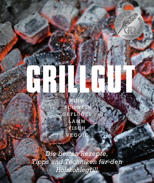 Ein Grillbuch, das Maßstäbe setzt! Für ein halbes Jahr hat der Verlag dem Autor und Grillprofi Angelo Menta ein Haus auf einem großen Künstlerhof gemietet, damit er dort vor Ort mit hungrigen Testessern in aller Ruhe Grillrezepte und Zutaten für sein neues Buch testen und perfektionieren kann. Dabei herausgekommen ist ein satt 344 Seiten starkes Grillbuch mit einem konsequenten Konzept: Gegrillt wird ausschließlich auf guter Holzkohle und nur mit Zutaten, die ohne übertriebenen Aufwand zu bekommen sind. So ist eine „Grillschule“ entstanden, die auf handfestes, praxisgerechtes Grill-Know-how setzt und dem Leser immer auch das Prinzip hinter dem Rezept erklärt, sodass Abwandlungen leicht fallen. Die Rezepte sind vom Rohzustand bis zum perfekt gegrillten Ergebnis sehenswert in zene gesetzt, gespickt mit Informationen zum Produkt. Im Geschmack zeigt sich dann die besondere Stärke des Buches und es belegt, dass es beim Grillen keineswegs auf ein Maximum an Aufwand oder beeindruckendes Drumherum ankommt, sondern darauf, zum exakten Zeitpunkt das Richtige zu tun. Als Belohnung wartet Grillgenuss der Extraklasse.