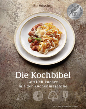 Nie mehr „ohne“ kochen! Die Rezepte in diesem großformatigen Prachtband sind eine Hommage an einen völlig unterschätzten Helfer in der Küche: die Küchenmaschine. In unzähligen Küchen unseres Landes steht eine, aber kaum jemand ahnt, dass damit auch ohne großen Aufwand Beeindruckendes gelingt. Su Vössing, früher Deutschlands jüngste Sterneköchin, heute bekannte TV-Köchin und erfolgreiche Kochbuchautorin, hat beruflich jahrzehntelang in unzähligen bekannten und berühmten Restaurants mit Küchenmaschinen gearbeitet und sie lieben gelernt. In diesem Buch präsentiert sie Klassiker der großen Küche wie Tartes, Terrinen, Pasteten, Farcen, Würste, Teige, Pizzen, Burger, Gebäck und Küchlein, die selbst mit einer normalen Küchenmaschine verblüffend einfach von der Hand gehen.