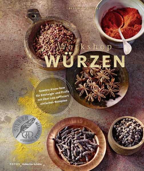 Workshop ist, wenn man hinterher weiß, wie's geht Kann man Gewürze überhaupt in Bildern und Texten beschreiben? Oder den perfekten Umgang damit? Eindeutig ja, man kann, jedenfalls wenn man wie Bettina Matthaei jahrzehntelange Erfahrung mit Gewürzen und Workshops hat und dann noch eine Gewürzmanufaktur sein Eigen nennt. Letztendlich ist alles nämlich eine Frage der Erfahrung und der richtigen Worte, die ein Geschmackserlebnis beschreiben können. Der Workshop Würzen ist ausdrücklich für die Küchenpraktiker gemacht, die sich gern entführen lassen in ein Reich gekonnt kombinierter Genüsse und verführerischer Düfte. Und auch wenn es mit der Zahl von etwa 50 sehr viel weniger bekannte Grundgewürze als erwartet gibt, so lassen sich daraus trotzdem unzählige Tipps und spannende Kombinationen ableiten. Denn wer möchte schon immer nur Vanille an den Pudding und Muskatnuss an Blattspinat geben? Auch wenn man sicher nichts falsch macht, geht es eben auch anders: Vanille macht auch ein Steinpilz-Risotto unwiderstehlich und ein süß-scharfer Dattel-Walnuss-Senf wird durch Muskatnuss erst richtig spannend. Genau dieses Praxis-Know-how, von basic bis raffiniert, zeichnet dieses Buch wirklich aus. Es bietet neben den wunderbaren Rezepten auch eine Vielzahl kleiner Dips, Saucen und würziger Knabbereien an, mit denen man die Geschmacksassoziationen gleich in der Praxis anwenden kann und so ein Gefühl für die Würze bekommt.