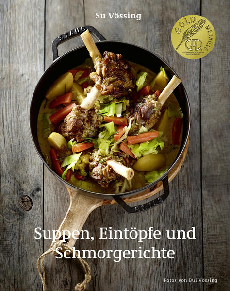 Die ganze Welt aus einem Topf! Suppen und Eintöpfe wirken angesichts von Dampfgarer, Sou vide und Molekularküche fast ein bisschen altmodisch, aber sie sind angesagter denn je. Und eine Suppe kochen, das kann jeder, sagt Su Vössing und zeigt wieder einmal, wie Sorgfalt und Liebe zu kleinen Details wahre Wunder wirken können. Tatsächlich sind Suppen, Eintöpfe und Schmorgerichte wunderbare Gerichte auch für Anfänger und sogar für minimalistisch eingerichtete Junggesellen-Küchen geeignet. Sie lassen sich zudem noch leicht vorbereiten, bevorraten, warm halten, wiederaufwärmen und reduzieren am Ende sogar den Abwasch. Nicht umsonst finden sich seit Ewigkeiten „Eintöpfe“ in allen Kulturen und Küchen dieser Welt. Dass sie aber trotzdem hinreißende kulinarische Highlights sein können, zeigt Su Vössing in ihren Rezepten mit der Kombination aus perfektem Handwerk und der notwendigen Raffinesse. Bis hin zu überraschenden feinen Beilagen bietet das Buch Klassiker und auch moderne Abwandlungen, die wirklich jeden zum Eintopf-Fan werden lassen.