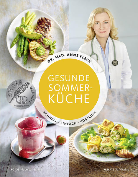 Iss dich gesund! Zweimal in Folge (2016 und 2017) wurden Anne Flecks Bücher als beste Gesundheitskochbücher des Jahres gewählt. In ihrem neuen Buch nimmt sie sich nun der gesunden Sommerküche an, mit frischen, saisonalen und regionalen Zutaten. Die Rezepte - wieder gemeinsam mit der Spitzenköchin Su Vössing entwickelt - sind einfach umzusetzen, aber trotzdem raffiniert. Und: Sie stehen für gesunden Genuss. Anne Fleck nutzt ihr Wissen aus der Traditionellen Chinesischen Medizin (TCM) und über besondere Eigenschaften von Lebensmitteln, von denen viele eine kühlende Wirkung auf unseren Organismus haben. So stellt Anne Fleck eine besonders leichte, abwechslungsreiche Kost zusammen, die wenig Arbeit am Herd verheißt und empfindlichen Menschen auch an heißen Tagen des Sommers zu erholsamem Schlaf und gesunder Regeneration verhilft. Die Rezepte sind wieder nach den modernsten Erkenntnissen der Ernährungswissenschaft konzipiert. Sie berücksichtigen einen reduzierten Kohlenhydratanteil (Low Carb) und ausreichend gesunde Fette gemäß der aktuellen Studienlage. Aber das Wichtigste: Sie schmecken unglaublich gut!