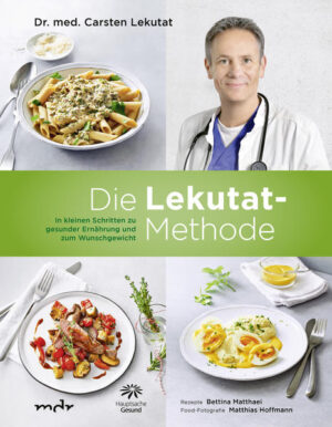 „Ganz nebenbei“ erfolgreich abnehmen Carsten Lekutat zählt zu den bekanntesten deutschen TV-Ärzten. Er ist praktizierender Allgemeinmediziner, Sportarzt und seit vielen Jahren erfolgreicher Moderator der renommierten TV-Sendung „Hauptsache Gesund“. Für ihn ist das Thema „Abnehmen“ mit eindrucksvollen eigenen Erfahrungen verknüpft, die er in diesem Buch anderen Menschen mit auf den Weg geben will, die bisher ihr Ziel nicht erreicht haben. Mehr als 20 Kilo abgenommen - sogar mühelos Sein Weg, der ihm geholfen hat, so viel abzunehmen, ist verblüffend einfach und erfolgreich. Abnehmen ist für ihn eine Herausforderung ähnlich einem Marathonlauf gewesen. Und auch den, so sieht es Carsten Lekutat, geht man nicht direkt als Ganzes an und nicht mit übertriebenen Zwischenzielen. Deshalb hat er sich für kleine Schritte entschieden, die ihm machbar erschienen und einfach nur von Mal zu Mal immer ein kleines bisschen mehr Disziplin erforderten. Eine Lösung für viele, die bisher gescheitert sind Auf diese Weise begann er, Ungesundes nach und nach durch Gesundes zu ersetzen, mal hier, mal da etwas wegzulassen und so langsam, aber hartnäckig die Kalorien- und Kohlenhydrataufnahme herunterzufahren. Keiner seiner vielen kleinen Schritte war dabei für sich gesehen eine allzu große Herausforderung. Genuss stand auch weiterhin ganz vorn, nur eben mit gesünderen Lebensmitteln und einer besonders raffinierten eigenen Zubereitungsmethode. Inzwischen haben viele seiner Patienten bewiesen, dass dieser einfache Weg zum langersehnten Ziel führt. „Mein Prinzip: Machen Sie sich Abnehmen und Essen so einfach wie möglich!“ - Carsten Lekutat