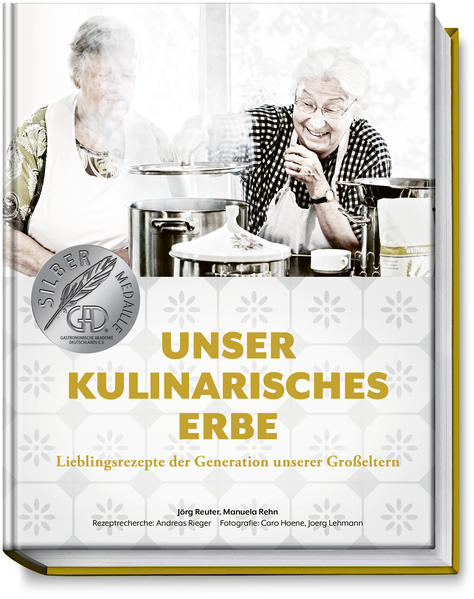 Rezepte aus der Heimatküche unserer Großelterngeneration Nach dem großen Erfolg des Buches „Wir haben einfach gekocht“ hat sich das Autorenteam ein zweites Mal auf eine intensive Reise quer durch Deutschland begeben, um mit alten Menschen über die Rezepte ihrer Heimat zu sprechen und diese gemeinsam mit ihnen zu kochen. Dieses Mal wurden die Autoren vor Ort von je einem Spitzenkoch mit Lust an der Region begleitet, um die Geheimnisse der traditionsreichen Gerichte ein für alle Mal für die nächsten Generationen niederzuschreiben und zu bewahren. „Unser kulinarisches Erbe“ ist jedoch mehr als nur eine Rezeptsammlung: Das Buch porträtiert diese Reise und hält die vielen schönen, berührenden Gespräche und Erlebnisse, die die alten Menschen, die Köche und die Autoren miteinander verbinden, fest. Es geht um Neugierde, um Fachsimpeln, um gemeinsame Tradition und um die Lust, Traditionen aufleben zu lassen oder daraus auch etwas ganz Neues entstehen zu lassen. Auch wenn es für manche Menschen einfach nur wunderbar altmodisch klingt, werden gerade die regionalen, saisonalen und traditionsreichen Gerichte mit ihren langen Garzeiten und manchmal fast vergessenen Zutaten in der Spitzengastronomie und in der zeitgemäßen Küche seit vielen Jahren gern nachgekocht, zitiert und variiert. 94 besonders emotional verwurzelte Gerichte wurden für dieses Buch mit den Seniorinnen und Senioren gemeinsam ausgesucht, niedergeschrieben und zubereitet.