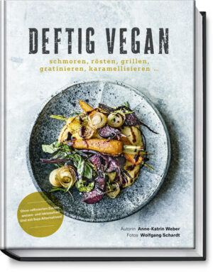 Vegan at its best Anne-Katrin Weber hat in ihrer prämierten „Deftig vegetarisch“- Reihe unzählige Fans mit gut machbaren Rezepten begeistert, die alltagstauglich, aber gleichzeitig auch raffiniert sind und am Tisch überraschen. Wir im Verlag waren gespannt, was herauskommt, wenn Anne-Katrin Weber ihren Fokus jetzt auf die vegane Küche legt. Das Ergebnis ist so köstlich, dass wir hier einfach nur noch Rezepte aufzählen wollen: ofengeröstete Petersilienwurzeln mit Granatapfel und Haselnüssen, Spinat mit würzig gerösteten Cashews, Rosinen und Mandelmus, Maronensüppchen mit knusprigen Croûtons und Frühlingszwiebeln, goldbraun gebackene Rosmarinkartoffeln mit Zaziki und Dicke-Bohnen-Dip, knusprige Blumenkohlsteaks mit zitroniger Kapernsalsa, ofengebackene grüne Erbsen-Falafeln mit Chipotle-Mayonnaise, Kichererbsen-Pizzette mit Kürbis, Haselnüssen und Majoran, Buchweizenblini mit Ofen-Radieschen und Miso-Joghurt-Dip, Rote-Bete-Gnocchi mit gebratenem Sprossenbrokkoli und Macadamias, Pitabrote mit Röstgemüse und Hummus, rustikaler Linsen-Pie mit Selleriepüree, goldgelbes Safran-Biryani mit gerösteten Zwiebeln und Gurken-Raita, Brotsalat mit halb getrockneten Tomaten, Artischocken und Pinienkernen, Pulled-Jackfruit-Burger mit karamellisierten Rotweinzwiebeln, geschmorte Wirsingröllchen mit Couscous-Walnuss- Füllung. Natürlich gibt es aber auch beliebte vegane Klassiker wie Schwarze-Bohnen-Chili mit Süßkartoffeln, Quinoa und Schokolade oder Kartoffelknödel mit Pilzragout. Für Veganer, für Vegetarier, für alle Mischköstler und alle Neugierigen in der Küche eine besondere Empfehlung unseres kochbegeisterten Verlagsteams! Frisch, würzig, saftig und dabei gesund: Vegane Rezepte zum Niederknien! Mit einem Vorwort von Bestseller-Autor Niko Rittenau