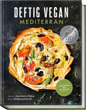 Herrlich deftig: gesunde vegane Mittelmeerküche Nach dem Erfolg von „Deftig vegan“ widmet sich die renommierte Kochbuchautorin Anne-Katrin Weber in diesem Buch ganz der pflanzlichen mediterranen Küche. Gesund schlemmen ist nirgendwo leichter als in den Urlaubsländern am Mittelmeer. In diesem veganen Kochbuch nimmt die Köchin und Ökotrophologin Sie mit auf eine Reise in den sonnigen Süden und verwöhnt Sie mit über 70 veganen mediterranen Gerichten. Darunter finden sich viele beliebte Klassiker aus Italien, Spanien, Frankreich, Griechenland und der Türkei, aber auch moderne Interpretationen der südländischen Küche. Alle Rezepte kommen ohne tierische Zutaten aus, strotzen dennoch vor Aroma und lassen weder Fisch und Fleisch noch Käse vermissen. Neben den Hauptzutaten sind aromatische Kräuter und Knoblauch, gesundes Olivenöl und Nüsse sowie Linsen oder Kichererbsen für den vollen, herzhaften Geschmack verantwortlich - und natürlich eine Prise südländische Leichtigkeit. Los geht’s mit köstlichen geselligen Tapas und Antipasti. Es folgen üppige Salate, herzhafte Suppen und geschmorte oder ofengebackene Gemüsegerichte. Pasta, Polenta und Pizza fehlen ebenso wenig wie süße Dolci und Kuchen zum Espresso. Ein Kochbuch für alle, die südländische Rezepte lieben und sich gut, gesund und genussvoll ernähren möchten. Köstlich-Deftiges aus der Mittelmeerküche für alle, die öfter vegan kochen wollen.