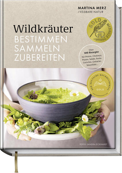 Wildkräuter und -früchte sicher bestimmen, erfolgreich sammeln und einfach zubereiten Schritt für Schritt liefert dieses Buch in leicht verständlicher Form das notwendige Hintergrundwissen und praktische Tipps, um in die faszinierende Welt der Wildpflanzen einzusteigen. Mit ihren wunderbaren Aromen und wertvollen Inhaltsstoffen sind sie eine echte Bereicherung in der modernen, gesunden, regionalen Küche und lassen sich oft sogar in Städten an vielen Orten ganzjährig finden. In über 100 neuen vegetarischen Rezepten, viele vegan, laktose- oder glutenfrei, zeigt die Autorin, wie man ganz einfach und köstlich Gäste nachhaltig beeindrucken kann. Beschrieben werden beliebte Klassiker wie Bärlauch, Löwenzahn, Sauerampfer, Holunder und Schlehe sowie andere leicht zu findende, aber eher unbekannte Pflanzen, Blüten und Früchte. Martina Merz hat sich ganz und gar der nachhaltigen Ernährung und einem Leben im Einklang mit der Natur verschrieben. Beruflich berät sie Erzeuger, Hersteller und Händler in Sachen Design und Markenstrategien für Bioprodukte. In der Freizeit teilt sie ihr enormes Kräuterwissen auf ihrem erfolgreichen Youtube-Kanal ESSBARE NATUR, ausgezeichnet beim „Youtube Trendreport 2021“. „Es gibt überall etwas zu finden, du kannst sofort beginnen und es schmeckt köstlich!“ Einsteigern empfiehlt sie, sich erst einmal mit ein paar wenigen Kräutern zu beschäftigen und nach und nach das eigene Wissen zu erweitern. Ein praktisches Extra für unterwegs: Alle Pflanzenporträts kann man auch als PDF downloaden und sich handliche Bestimmungskarten für die Jackentasche ausdrucken. Wer mit diesem Buch Spaß am Sammeln gefunden hat, kann auf dem Youtube-Kanal der Autorin noch mehr zu essbaren Wildpflanzen, Rezepten und Standorten entdecken. QR-Codes weisen auf vielen Seiten den Weg zu passenden Videos. Ein modernes Standardwerk mit wunderbaren Bildern, spannend für Neulinge und erfahrene Wildkräuterfans sowie für alle, die gern gesund kochen, in der Natur unterwegs sind und sich für Pflanzen und Selbstversorgung interessieren.