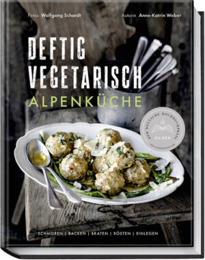 Knödel, Käse, Kaiserschmarren ... Alpenküche ist Sehnsuchtsküche, die mitten ins kulinarische Herz trifft. Wie zahlreiche andere Menschen ist auch die renommierte Kochbuchautorin Anne-Katrin Weber dem Zauber und der Küche der alpinen Bergwelt erlegen. In ihrem neuen Buch begibt sie sich auf eine Reise in die Alpen von Frankreich über die Schweiz, Deutschland, Österreich und Italien bis nach Slowenien. In allen Regionen wird Genuss großgeschrieben, gibt es traditionsreiche Spezialitäten, Gerichte, die ihre Einfachheit und Ursprünglichkeit bewahrt haben. Nie war vegetarisch so aromatisch! Wohlfühlküche aus den Alpen In über 70 vegetarischen Rezepten und stimmungsvollen Fotos nimmt die Autorin alle Kochbegeisterten mit auf eine kulinarische Entdeckungsreise. Los geht’s mit herzhaften Knödeln oder einer kräuterduftenden Pasta. Es folgt eine zünftige Brotzeit, eine cremige Suppe oder ein würziges Käsefondue. Bei den süßen Schmankerln fällt die Wahl angesichts all der herrlichen Mehlspeisen wie Topfenpalatschinken, Germknödel und Marillenstrudel schwer. Für die Vorratskammer empfiehlt die Autorin Bärlauch-Kapern, Bergkräutersirup, eingelegte Pilze und weitere Köstlichkeiten aus den Schätzen der Natur. Herzstück der Alpenregionen sind die Almen, die uns mit bestem Käse versorgen. Impressionen von der traditionellen Herstellung des Alpkäses runden dieses opulente, bildgewaltige Kochbuch ab.