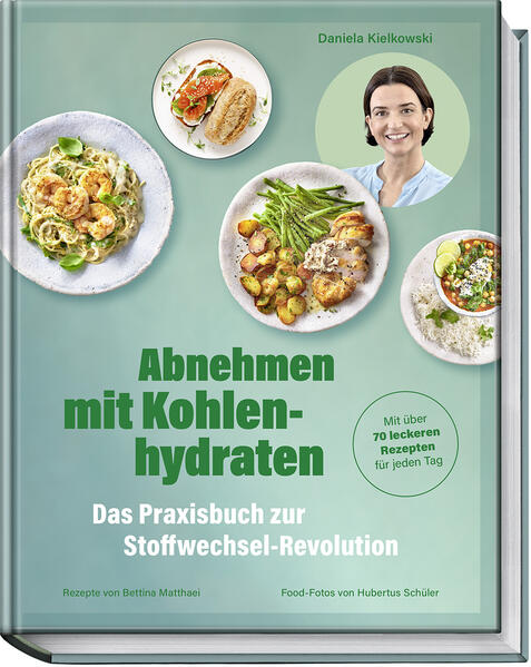 Das Praxishandbuch zur Stoffwechsel-Revolution Bis vor Kurzem wurden Kohlenhydrate verteufelt und bestenfalls in geringen Mengen empfohlen. Daniela Kielkowski hat mit ihren Studien und Tausenden Messungen an Patienten beobachtet, dass diese Ernährungs­regeln überdacht werden müssen. Die Wissenschaft weiß heute: Das Gehirn benötigt täglich ausreichend Kohlenhydrate und verbiegt ansonsten den Stoffwechsel, wenn diese ausbleiben ― mit möglicherweise fatalen Folgen für den Einzelnen: Übergewicht, Erkrankungen, Jo-Jo-Effekt und verlangsamte Reparaturprozesse können die Spätfolgen sein. Systematisch hilft das Buch dabei herauszufinden, wie sich der eigene Stoffwechsel bereits durch Diäten, Fasten oder falsch angepasste Gewohnheiten verändert hat und wie diese Veränderungen korrigiert werden können. Dazu gibt es Tipps für einen entspannten Alltag in Balance und Erläuterungen, wie der Stoffwechsel mit Kohlenhydraten beim Gewichthalten und Abnehmen reguliert werden kann. Die 70 köstlichen, alltagstauglichen Rezepte im zweiten Teil des Buches ermöglichen es, wieder mehr zu essen und dabei entspannt das Gewicht zu halten oder Gewicht zu verlieren, ohne sich selbst kasteien zu müssen.