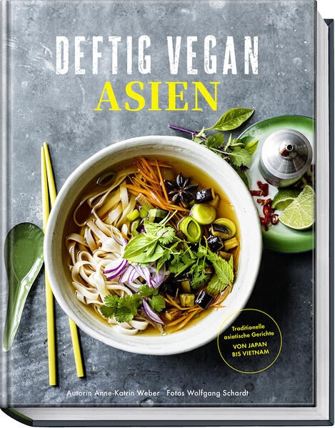 Das Beste aus Asiens Küchen Anne-Katrin Weber, erfolgreiche Kochbuchautorin, renommierte Foodstylistin, leidenschaftliche Köchin und Ernährungswissenschaftlerin, liebt schon lange die pflanzliche Küche. In ihrem neuen Band der mit zahlreichen Auszeichnungen versehenen „Deftig Vegan“-Reihe zieht es die reiselustige Autorin nach Asien. Die asiatischen Küchen sind so vielseitig, wie es die Länder sind, so farbenfroh wie die Gemüseauslagen der Märkte und so fantasievoll wie die vielen kleinen Garküchen. In diesem Buch hat Anne-Katrin Weber ihre liebsten asiatischen Gerichte versammelt, darunter viele Klassiker und landestypische Gerichte wie Gemüse-Kokos-Curry und Sommerrollen aus Vietnam, Bibimbap und Mandu aus Korea, japanische Tantanmen Ramen und Chi­rashi-Sushi, chinesische Dan Dan Nudeln und Mapo Tofu sowie Spicy Glasnudelsalat und Sticky Rice mit Mango aus Thailand. Es wird gerührt und gewokkt, gebraten und gebrutzelt, in der Küche wird’s verführerisch nach Currypaste, Chili und Koriander, nach Sojasauce, Sesamöl und Limette duften. Die meisten Rezepte sind ganz einfach, unkompliziert, gehen schnell und gelingen garantiert. Und alle kommen mit Zutaten aus, die bei uns gut erhältlich sind, und lassen dennoch nicht den authentischen asiatischen Geschmack vermissen!