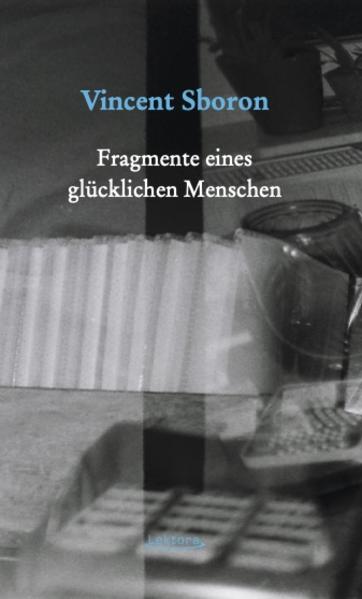 »Fragmente eines glücklichen Menschen« ist der Versuch, nachzuzeichnen, wie eine unbestimmte Reihe von Erfahrungen letztendlich eine Person hervorbringt. Wie die Vergangenheit als Erinnerung aufgehoben bleibt, so zeigt sich hinter jedem Augenblick das Ganze. Irgendwo zwischen dem Willen, jeden Eindruck zu bewahren, und dem Kapitulieren vor der Wirklichkeit, zwischen dörflicher Langeweile und dem Nachtleben der Großstadt finden sich die Betrachtungen von Vincent Sboron. Eine schonungslose Liebeserklärung an das Leben.