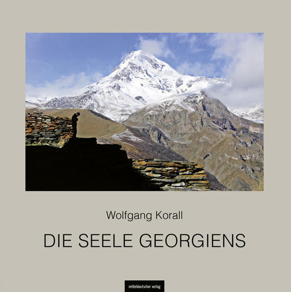 Auf der Suche nach der alten Seele Georgiens – eine Zeitreise von der Tradition in die Moderne Georgien ist kein großes Land, aber groß in der Vielfalt geschichtlicher Zeiten, geografischer Regionen, anstrengender Wege und gastfreundlicher Menschen wie ein kleiner Kontinent. Seine Seele offenbart sich in den Gesichtern der Menschen, in der Schönheit und Großartigkeit der Landschaft und Architektur, in der sprichwörtlichen Gastfreundschaft, dem Gottvertrauen des Volkes und seiner alten Kultur im Wandel zum modernen Staat am Rande Europas. Entlang des Weges der heiligen Nino und an ihren Wirkungsstätten als Missionarin des Christentums hat der Fotograf Wolfgang Korall diese Seele in seinen Bildern vom Leben der Menschen eingefangen. Seine fotografische Suche führte ihn dabei in den Großen und den Kleinen Kaukasus, in die Tiefebene der antiken Kolchis, in das Kernland Kartlien mit Tbilissi und Mzcheta und in die Weinregion Kachetien. Seit seiner Jugend durch Reisen und Freundschaften mit Georgien verbunden und inspiriert von den Bildern des Malers Niko Pirosmani, gelingen Wolfgang Korall sensible Fotografien der kraftvollen georgischen Seele.