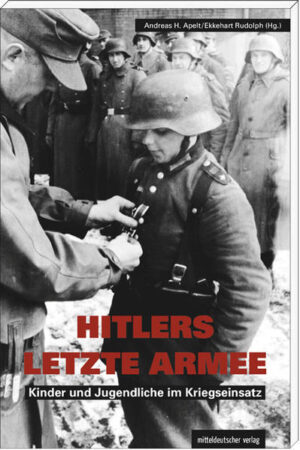 Die drohende militärische Niederlage Deutschlands vor Augen ruft Hitler Kinder und Jugendliche zu den Waffen. Für Hunderttausende Flakhelfer, Hitlerjungen im Volkssturm, Werwölfe oder minderjährige Angehörige von Wehrmacht und Waffen- SS ist dies der sichere Tod. Die Grausamkeit des Krieges wird die Überlebenden bis an ihr Lebensende zeichnen. Die Deutsche Gesellschaft e.V. und der Volksbund Deutsche Kriegsgräberfürsorge e.V. lassen in dem Buch » Hitlers letzte Armee« Betroffene zu Wort kommen. Erschütternde Berichte illustrieren ein einmaliges Zeitzeugenprojekt. Der Nachwelt sind sie Erinnerung und Mahnung.