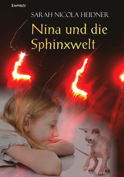 Nina ist ein ganz normales zwölfjähriges Mädchen - bis sie erfährt, dass sie eine Sphinx ist. Allerdings keine gewöhnliche, denn sie besitzt neben den Fähigkeiten der Sphinxen, die sich in Katzen verwandeln und Gedanken lesen können, noch die seltene Gabe, das Feuer zu beherrschen. Zusammen mit drei Freunden begibt sie sich auf eine gefährliche Reise, denn sie ist auserwählt, die gestohlene Figur der Muata, der Königin der Sphinxen, zurückzubringen. Ohne diese Figur würde die Sphinxwelt all ihre Magie verlieren. Mit Klugheit, Mut und Freundschaft stellen sich die vier dem geheimnisvollen Mr. X entgegen und erleben dabei aufregende Abenteuer.