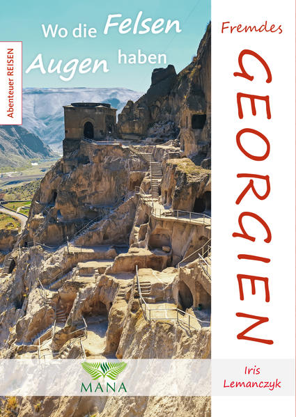 Georgien galt als das Italien der einstigen Sowjetunion und tatsächlich bietet es auf kleinem Raum – Georgien ist ungefähr so groß wie Bayern - einen immensen landschaftlichen und kulturellen Reichtum: den Großen Kaukasus mit seinen acht Fünftausendern, das Schwarze Meer, weite Teeplantagen und Mandarinen-Haine – die vielen byzantinischen Kirchen mit ihren einzigartigen Fresken, sein traditioneller Weinanbau wurde von der UNESCO zum immateriellen Weltkulturerbe ernannt, genauso wie der georgische Polyphongesang. Aber es ist auch ein zerrissenes Land, das im gerade einmal 12 Jahre zurückliegenden Krieg mit Russland zwei Provinzen verloren hat, in dem immer noch Stalin verehrt wird und in dem Moderne und Tradition im Widerstreit liegen. Iris Lemanczyk zeigt uns dieses „wunderbare Land“ in einer Sammlung persönlicher Erlebnisse, Eindrücke und heiterer Anekdoten – und stellt uns die Menschen vor, die ihr auf der Reise begegnen. Sie schreibt über Picknick auf dem Friedhof, die Herkunft der Weihnachtsbäume, volle Marschrutkas, in denen auch Hühner mitreisen, über uralte Klöster ohne Nachwuchsprobleme, die Hauptstadt der schwebenden Särge – und natürlich über die Höhlenstadt Vardzia, wo die Felsen Augen haben.