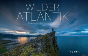 Wilder Atlantik – seine Faszination liegt in den Gegensätzen, die er vereint: raue Schönheit und unbändige Wildheit, oft menschenleere Strände und beeindruckende Steilklippen, urgewaltige Wellen und ruhige Küsten. Im Nordmeer tummeln sich die Zwergwale, an der Südküste Islands ist der Strand von Lava geschwärzt, die größte Sanddüne Europas türmt sich im französischen Arcachon und riesige Wellen erwarten die Surfer im portugiesischen Nazaré. In grandiosen Bildern eröffnet der Bildband unerwartete Blickwinkel auf das »Meer des Atlas«. + Faszinierende Landschaftsfotografie + Informationen zu Nationalparks + Besonders hochwertige Ausstattung