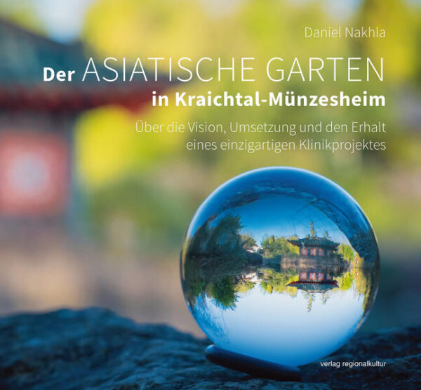 Der Asiatische Garten in Kraichtal-Münzesheim zieht jährlich zahlreiche Besucher*innen an, die häufig überrascht sind von einem exotischen Garten dieser Größe, in einer ansonsten eher ländlich geprägten Gegend. Vielen nicht bewusst ist dabei der unmittelbare Zusammenhang zum Therapiezentrum Münzesheim, ohne welches es diesen Garten nicht gegeben hätte und das die aufwändige Pflege und Instandhaltung bis heute zusammen mit zahlreichen Patienten bewerkstelligt. Für das Buchprojekt konnten noch zahlreiche ehemalige Mitarbeiter*innen befragt werden, die selbst an der Entstehung mitgewirkt haben und bis heute noch eine intensive Beziehung zu „ihrem Garten“ haben. Neben historischen Hintergründen und aktuellen Bezügen zur Therapie suchtkranker Menschen bietet das Buch auch einen Einblick in die zahlreichen asiatischen Elemente und Symbole, die sich im Garten befinden. Neben der Vermittlung von Hintergrundwissen soll das Buch aber auch den ästhetischen Genuss widerspiegeln, den der Besuch des Gartens hervorruft. Dabei vermittelt gerade die Abbildung der jahreszeitlichen Veränderungen ein umfassenderes Bild vom Asiatischen Garten, als es der punktuelle Besuch vermag. Dank der Spendenbereitschaft vieler regionaler Firmen kommt der Erlös des Buches wiederum fast vollständig dem Erhalt des Asiatischen Gartens zugute.