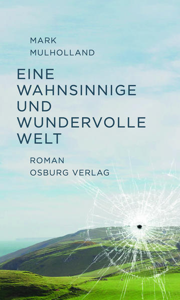 Irland - satte grüne Wiesen und wuchernder Weißdorn entlang der Gräben und Steinwälle. Hier wächst John Donnelly auf. Was kaum einer weiß, Johnny ist im Verborgenen als Scharfschütze für die IRA im Einsatz. Den Regeln des seit Generationen vererbten Konflikts in Nordirland folgend, ist er hierzu von seinem Lehrer Ignatius Delaney ausgebildet worden. Johnny ist überzeugt, das Richtige für sein Land zu tun, bis die bezaubernde Cora Flannery in sein Leben tritt. Ihre leuchtend grünen Augen spiegeln Irland wider - sein Irland. Die beiden verbindet eine innige Liebe, und Cora teilt Johnnys Leidenschaft für Musik und vor allem für ihr Heimatland Irland, seine Mythen, Legenden und seine Poesie. Dass Johnny für seine Überzeugung Menschen tötet, davon weiß Cora nichts. Unmerklich schafft Mulholland ein Hinübergleiten von Zärtlichkeit zu Brutalität und lässt uns am Ende mit einem unerwarteten, hochspannenden Finale zurück. Eine wahnsinnige und wundervolle Welt ist eine bittersüße Liebesgeschichte, die in den 80er und 90er Jahren im Norden Irlands spielt, und zugleich die tiefgründige, abenteuerliche Suche nach einer universellen Wahrheit. Was ist stärker - die Liebe oder der Kampf um Gerechtigkeit?