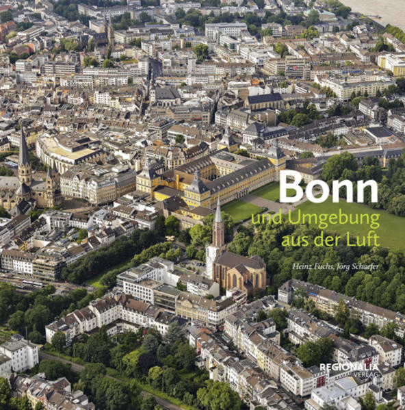 Entdecken Sie die Stadt Bonn und ihre Umgebung neu! Lassen Sie Ihre Blicke über die Innen- und Altstadt, über die Plätze, Straßen und markanten Gebäude, über romantische Winkel, aber auch über die Zeugnisse der Neuzeit schweifen. Wie sehen Hofgärten, Universität und Münster von oben aus, wie fügen sich die Poppelsdorfer Allee und das Schloss in das Stadtbild ein? Denkmäler befinden sich in der Nachbarschaft zu Gewerbebauten, Verkehrs- stränge bedrängen Wohnviertel. Erleben Sie spannende Kontraste und einmalige Perspektiven! Fotograf und Pilot ziehen zudem einen Kreis in der Umgebung Bonns. Sie lassen uns nicht nur bekannte Ziele wie die Godesberger Burg oder den Post Tower neu erleben, sondern nehmen uns mit zum Siebengebirge, zum Drachenfelser Ländchen und zum Kottenforst, darüber hinaus schaffen sie ganz neue Eindrücke von Städten wie u. a. Sankt Augustin, Siegburg, Hennef, Meckenheim oder Rheinbach. Aus einer Unzahl von Bildern wurden die schönsten, detailreichsten und spektakulärsten Motive für dieses neue Werk ausgesucht. Im Buch integrierte überformatige Ausklappseiten sorgen für zusätzliche Entdeckungslust.