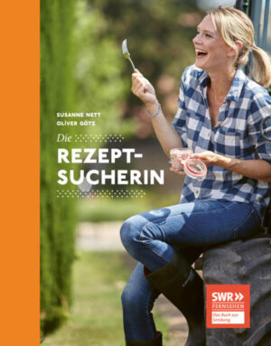 Das Kochbuch zur SWR-Sendung Seit mehr als 10 Jahren geht Susanne Nett in der SWR-Sendung DIE REZEPTSUCHERIN auf die Suche nach alten, fast schon vergessenen Rezepten. Die Schätze, die sie dabei in Rheinland-Pfalz und Baden-Württemberg ausfindig machen konnte, hat sie nun in diesem liebevoll gestalteten Kochbuch für jeden zum eigenen Wiederentdecken und Nachkochen zusammengefasst. Begeisterung für die regionale Küche Die Liebe zum guten Essen aus der Region und die Wertschätzung von heimischen Produkten haben die Winzerstochter mit dem Traktorführerschein schon früh geprägt. Bereits als Kind hat sie mit Freude die Kochkünste ihrer Eltern und Großmutter unterstützt, mal half sie beim Kirschenpflücken, mal beim Kuchenbacken, mal schälte sie Kartoffeln für die Erntehelfer … Traditionelle Rezepte und moderne Kreationen Die Begeisterung ist bis heute geblieben. Ob nun die kostbaren Traditionsrezepte, die sie als Rezeptsucherin aufgespürt hat, oder auch ihre eigenen Kreationen auf der Basis heimischer Gerichte, die leidenschaftliche Köchin lädt sie mit diesem Buch zum Ausprobieren und Genießen ein. Schmökern und Entdecken Fast 70 Vorspeisen, Hauptgerichte, Desserts, Saucen und Snacks finden in diesem Buch Platz, allesamt genussvoll in Szene gesetzt von dem Food-Fotografen Oliver Götz. Und zwischendurch nimmt sich Susanne Nett immer wieder Zeit für kleine Anekdoten aus dem Alltag einer Rezeptsucherin. So schmeckt Heimat Machen Sie mit bei der Rezeptsuche: Erwecken Sie die Rezepte früherer Generationen zum Leben und probieren Sie moderne Variationen der heimischen Küche aus. Nicht nur sind die Rezepte leicht nachzubereiten, sie enthalten auch alle eine Prise Heimatgefühl und einen Teelöffel Kindheitserinnerungen.