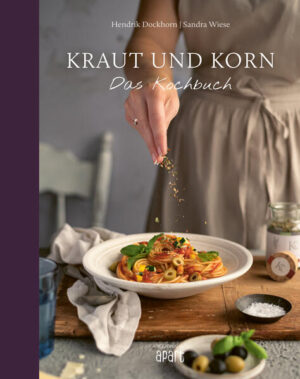 Kraut und Korn kommt aus der Eifel und kreiert einzigartige Gewürzmischungen, Senfe und Öle. In detailverliebter Handarbeit werden aus natürlichen Zutaten fantastische und überraschende Geschmackserlebnisse. Es ist an der Zeit für ein Kochbuch, in dem sich alles um Kraut und Korn dreht. Wildkräuter-Carbonara, Grüne Shakshuka und Garnelen-Cari? Und das noch einfach (und) köstlich? Die Gerichte im Kraut-und-Korn-Kochbuch sind einfach, absolut alltagstauglich und dennoch pfiffig. Neue und faszinierende Aromenwelten eröffnen sich im Handumdrehen mit den Gewürzen, Ölen und Senfen aus der Feinkostmanufaktur Kraut und Korn, die im Mittelpunkt der Gerichte stehen. Die Rezepte sind inspiriert von Hendrik Dockhorns Reise durch die Gastronomien des Landes. Überraschen und begeistern: Das war und ist sein Antrieb! Mit Kraut und Korn gelingt ihm das jeden Tag in tausenden Küchen. Genau dies macht jedes Rezept in diesem Buch zu etwas ganz Besonderem. Vermeintlich bekannt, überraschen sie durch Raffinesse. Großartig fotografiert und in Szene gesetzt sind die Gerichte von der »Küchenstübchen-Food-Fotografin« Sandra Wiese.