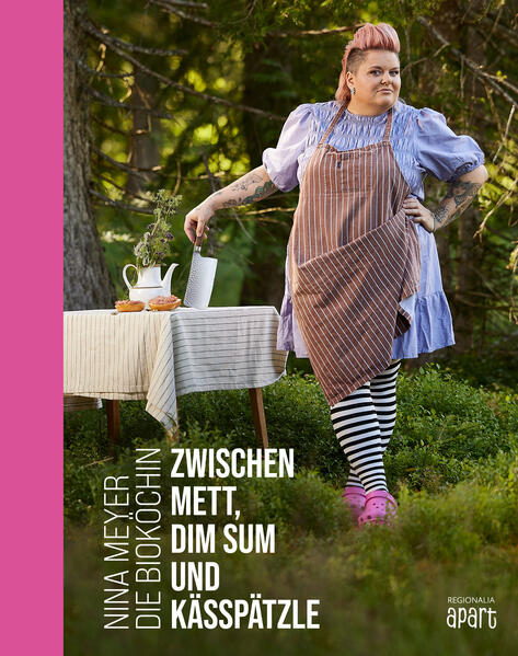 Bio-Küche mit Punk-Attitüde - das erste Kochbuch der BIOSpitzenköchin Nina Meyer aus dem Bio-Berghotel Ifenblick in Balderschwang im Allgäu lässt die Herzen von Bio-Fans und Feinschmeckern höher schlagen. Mit ihrem unkonventionellen Stil und der Liebe zur Tradition präsentiert Nina Meyer »Zwischen Mett, Dim Sum und Kässpätzle« eine einzigartige Auswahl an Rezepten, die nicht nur den Gaumen verwöhnen, sondern auch die Sinne begeistern. Herzhaftes und Süßes: Von Kuchen über »Brot und Butter« bis hin zu den Klassikern ihrer Oma Edith - hier findet jeder Liebhaber der Bio-Küche sein neues Lieblingsrezept. Begleiten Sie Nina Meyer auf eine genussvolle Reise zu ihren kulinarischen Wurzeln und lassen Sie sich von ihrer Leidenschaft für Bio-Produkte und traditionelle Gerichte in unkonventioneller Interpretation inspirieren. Ein Muss für alle, die die Bio-Küche lieben und auf der Suche nach neuen, kreativen Ideen sind. Tradition, gewürzt mit einer Prise Punk.