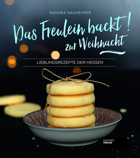 Was als Mitmachaktion der Kreativ Welt Messe mit enormer Resonanz begann, findet in diesem reichlich bebilderten Rezeptbuch einen geschmackvollen Abschluss. Sandra Nauheimer, bekannt durch ihren Blog „Das Freulein backt“, hat die schönsten Einsendungen nachgebacken und appetitlich in Szene gesetzt. Regelmäßig schreibt sie über Süßes, Salziges und Selbstgemachtes und begeistert damit zahlreiche Leser*innen mit spannenden Rezepten und Backvideos - stets mit einem besonderen Augenmerk auf die kleinen-großen Freuden des Lebens. Ein Backwerk, das analoge und digitale Hessen gleichermaßen in der heimischen Küche abholen und begeistern wird. Das ideale Geschenk für eine stimmungsvolle, vorfreudige Adventszeit.