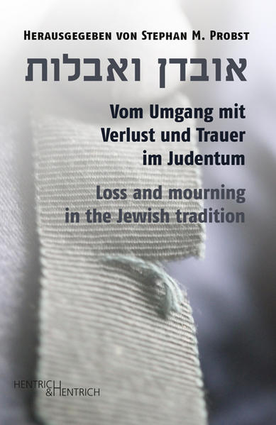 Für keine andere Krisensituation, in die ein Mensch geraten kann, gibt es im Judentum eine so reiche Tradition von Ritualen und Vorschriften wie für Trauer. Die jüdischen Trauerriten stellen einen Gegenentwurf zum heute weit verbreiteten Umgang mit Verlust und Trauer dar. Oft finden Trauernde in der modernen Welt keinen angemessenen Raum, in dem sie ihrer Trauer Ausdruck verleihen können und meinen, den gesellschaftlichen Erwartungen gemäß, weiter funktionieren zu müssen. Sie ziehen sich mit ihrer Trauer in Isolation und Anonymität zurück. Die jüdischen Trauervorschriften hingegen schützen Trauernde vor Isolation und geben ihnen Halt. Die Autoren zeigen, wie im Judentum Trauernde durch die unterschiedlichen Phasen des Trauerprozesses begleitet und in die nun veränderte Welt zurückgeführt werden. Dabei unterstützen verlustorientierte und wiederherstellungsorientierte Traditionen die Trauerarbeit und sind damit eine Trauerbegleitung, die vor komplizierten Trauerverläufen schützen kann. Mit Beiträgen von Yizhak Ahren, Salomon Almekias-Siegl, Tovia Ben-Chorin, Leah Floh, Larissa Karwin, Ari Kloke, Tom Kučera, Daniel Lemberg, Monika Müller, Ulrike Offenberg, Stephan M. Probst, Avraham Yitzchak Radbil, D’vorah Rose, Sibylle Schuchardt, Shani Tzoref