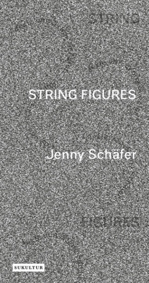 Der Band String Figures versammelt 21 Texte der Hamburger Künstlerin und Autorin Jenny Schäfer. Eigentlich aber versammelt er Notate von 21 Expeditionen. 21 Texte, die Fragen stellen, die forschen, tasten, graben (vorsichtig, archäologisch). 21 Texte, die nachdenken, weiterdenken, die sich ärgern, die staunen, die neugierig sind und hartnäckig - und wenn es sein muss: unbequem, die sich so schnell nicht abschütteln lassen. Die nochmal neu anfangen. Nochmal nachfragen. 21 eigenartig magische, weil oft so unbemerkt naheliegende, Portale in die unruhige, sciencefictionhafte Gegenwart: Jenny Schäfer schreibt vom lebenswichtigen Aufgeregtsein, von ihrer Kindheit mit gehörlosen Eltern, von lähmenden Klassenunterschieden, heute, 2020, und dem gesellschaftlichen, Riss, der sich manchmal mitten durchs Wohnzimmer zieht, davon, was es heißt, Künstlerin und Mutter zu sein, von der Fotografie und der verkehrten Utopie Disney Land, vom Cluburlaub in Ägypten, Überraschungseiern und der Liebe.