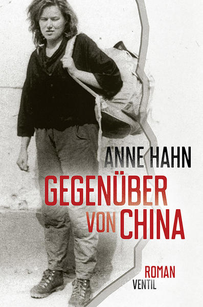 Ein autobiografischer Roman über Punk in der DDR, Flucht und Stasi-Haft. Als im Herbst 1989 die Berliner Mauer fällt, bedeutet dies für Nina Befreiung: nicht nur aus den einengenden Strukturen der DDR, sondern vor allem aus dem Stasi-Knast, in dem sie nach einer missglückten Flucht einsitzt. Einer Flucht, die sie über Aserbaidschan und den Iran in die Türkei und von dort nach West-Berlin führen sollte. Sowjetische Grenzsoldaten beenden Ninas Pläne und überführen sie zurück in die DDR und die Realität ostdeutscher Justiz. Anne Hahn schreibt in ihrem autobiografisch geprägten Roman in präziser, einfühlsamer Sprache von den kleinen und großen Fluchten und Sehnsüchten Jugendlicher in den letzten Jahren vor dem Zusammenbruch des sozialistischen Staates. Der nun unter neuem Titel wieder aufgelegte Debütroman der Berliner Autorin Anne Hahn ist ein ganz eigener Wenderoman: Nina erlebt diese im Gefängnis, ihre individuelle Rebellion wurde von der sich auflösenden Gesellschaft der DDR in Keim erstickt. Keine Heldenrhetorik findet sich in “Gegenüber von China”, keine und Wendegewinner oder -verlierer werden porträtiert, sondern die innere Zerrissenheit einer jungen Frau, die sich nach Jahren der politischen Auseinandersetzung mit der Obrigkeit plötzlich in der Freiheit des Westens wiederfindet.