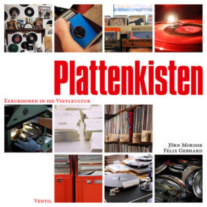 Das Buch “Plattenkisten” ist eine Hommage an das Gesamtkunstwerk Schallplatte. Es porträtiert besondere Persönlichkeiten und einzigartige Orte des Vinyl-Liebhabertums in Wort und Bild und nimmt den Leser mit auf eine Exkursion zu den Refugien des guten Geschmacks. Jörn Morisse und Felix Gebhard haben sich als Geheimagenten unter die schreckhafte Spezies der Vinyl-Connaisseure gemischt und lassen sich über den Umweg des Mediums Schallplatte persönliche Geschichten erzählen: Geschichten über Obsessionen, die Fehler der Plattenindustrie, wie man als Unternehmer auf Krisen reagiert, warum der Record Store Day so kontrovers gesehen wird und ob analog wirklich besser ist. “Plattenkisten” zeigt die Menschen hinter ihren Plattensammlungen, setzt sich mit den wirtschaftlichen Aspekten des Vinylcomebacks auseinander und gibt Auskunft darüber, wie es ist, in einem Plattenladen zu arbeiten. Nicht nur die Besitzer unabhängiger Plattenläden kommen in “Plattenkisten” zu Wort