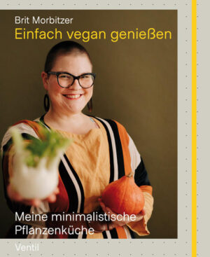 Was benötige ich wirklich, um einfache, aber leckere Gerichte zuzubereiten? Wie funktioniert Vorratshaltung mit Maß und Verstand - obwohl immer alles zu jeder Uhrzeit verfügbar ist? Und brauche ich wirklich drei verschiedene Pfannen …? Die permanente Reizüberflutung aus Werbung, sozialen Medien und Lärm setzt sich auch auf unseren Tellern fort: die neuesten Superfoods durch drei Hochleistungsmixer gejagt, alle in einer Bowl zusammengepackt, mit Mustern aus Kokosflocken, Cashewkernen und Chiasamen dekoriert und mit einem Hochglanzfilter versehen. Die Enttäuschung ist groß, wenn man sieht, was man wirklich auf dem eigenen Teller zustandebringt. In der Lebensmittelhypegesellschaft bleibt der Genuss auf der Strecke: »Einfach vegan genießen« ist ein Plädoyer für das klassische »Weniger ist mehr«. Mehr Genuss! Dieses Kochbuch nimmt den Druck, genussvolle Gerichte zwingend perfekt anrichten zu müssen, und widerlegt den Mythos, dass vegane Küche kompliziert und aufwendig sein müsse. Einfach kaufen. Einfach lesen. Einfach nachkochen. Einfach genießen. Ein kurzer Einblick in die Rezepte: Gebackene Apfel-Kürbis-Suppe -Blumenkohlsalat mit Erdnüssen -Misocreme mit Walnüssen auf Chicorée -Fenchelcarpaccio mit Orange und Oliven -Cremiges Fenchel-Gersten-Risotto -Rotkohlsalat mit Apfel und Maronen -Aprikosen-Pilz-Pie -Kohlrabigemüse mit Zucchinipuffern -Süßes Kürbisbrot -Rote-Bete-Pizza mit Bärlauch -Das beste Tomatenbrot -…