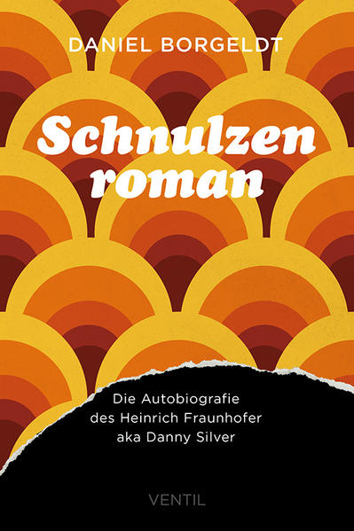 Ein Pop-Roman über Schlager, ­Zwölftonmusik und Punk. Was macht ein Schlagerstar, wenn er alt geworden ist und es hasst, immer die gleichen Songs zu singen? Heinrich Fraunhofer ist mittlerweile 72 und hatte in den ­Siebzigern unter dem Namen Danny Silver eine einzig­artige Schlagerkarriere hingelegt. Mittlerweile hat die Welt ihn vergessen und eigentlich wollte er auch nie Schlager machen, sondern ernsthafte Musik. Nach einem gescheiterten Suizidversuch organisiert er nun sein Leben neu, beginnt seine Autobiografie zu ­schreiben und überhaupt noch einmal von vorne anzufangen. Dabei behilflich sind ihm eine junge Punksängerin, ein ­misanthropischer Maler und ein Schriftsteller, der nie auftaucht. In Rückblicken berichtet Fraunhofer von seinem Leben, seinen Bemühungen, sich in den Sechzigern einen Namen als Komponist von Avantgarde-Musik zu machen, um gegen die Kulturindustrie zu rebellieren und seinem Vorhaben, ein elektronisches Instrument zu bauen, nur um letztlich von der Geschichte überholt zu werden. Verfolgt wird er dabei von seiner autoritären Mutter, die davon träumt, aus ihm einen einzigartigen Schubert-Interpreten zu machen. Er berichtet von seinem Scheitern als Avantgardist, wie er in West-Berlin untertaucht, wo er schließlich für den Schlager entdeckt wird, von seinen zwei gescheiterten Ehen und seiner Tochter, die alles andere als Künstlerin werden will. Und am Ende muss Fraunhofer sich fragen, ob er denn wirklich anders ist als sein Vater, der bei den Nazis Karriere gemacht hatte. »Schnulzenroman« erzählt von gescheiterten und erfolgreichen Künstlerexistenzen, den Problemen der 68er, die nie so wie ihre Eltern werden wollten und es eben doch geworden sind, fragt nach der gesellschaftlichen Relevanz von Musik, stellt Thesen über den deutschen Schlager auf und hält am Ende fest, dass alles andere wichtig ist, nur nicht die Kunst - oder doch?