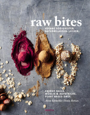 Energy Balls, Riegel, knusprige Granolas und köstliche Aufstriche. »Raw Bites«, werden ausschließlich mit Datteln gesüßt. Das Zusammenspiel von Nüssen, Kernen und Saaten aller Art mit Kokosöl machen sie zu einer wertvollen Köstlichkeit. Der Suchtfaktor ist garantiert! Die Rezepte in »Raw Bites« sind klar und einfach verständlich formuliert. Die hochqualitativen Zutaten in Kombination mit schonenden Zubereitungsverfahren führen zu besten Ergebnissen. Im Einführungsteil wird speziell auf jede Zutat eingegangen, Empfehlungen für den Einkauf und überraschende Zubereitungsalternativen sorgen für überzeugenden Variantenreichtum. Die drei Rezeptteile des Buches führen unweigerlich zu multiplen Geschmacksexplosionen. I GOT THE POWER: Bällchen und Riegel - süß, gesund und lecker: Ob easy peasy Himbeer-Kokos-Schnitten, klassische Kokos-Schoko-Ecken, extra schokoladige Schoko-Espresso-Riegel, Kürbis-Quadrate mit Fleur de Sel oder happy Carrot-Cake-Balls - hier ist für jede:n »Sweettooth« etwas dabei! CRUNCHY GRANOLA: Knusprig, nussig, lecker: Müsli und Toppings für Früh- und Spätaufsteher:innen. Passend dazu verschiedene Nussmilch-Rezepte, für eine perfekte Melange aus knusprig und cremig. SPREAD THE WORD: Aufstriche mit Suchtfaktor: natürlich leckere Nussbutter oder Schoko-Haselnuss-Aufstriche.