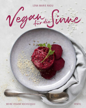 Die Köchin Lena Marie Radu versammelt in »Vegan für die Sinne« kreative Rezepte aus ihrer erfolgreichen Kochschule »Veganesha«. In sieben außergewöhnlichen Kategorien werden fast 80 Rezepte sinnlich-schön und verführerisch in Szene gesetzt. QUICK & HEALTHY: Pure and raw, Superfood auf allen Ebenen. Mit der Kraft der Natur das Immunsystem boosten. Herrlich lecker und frisch, Salate, Suppen, Sweets - fein kombiniert für ein Gefühl von Vitalität und Präsenz im Körper. LOCAL DELIGHTS: Regionale und saisonale Zutaten, vieles wächst im eigenen Garten. Kombiniert zu einfachen und zugleich kreativen Rezepten, die die Fülle vor der eigenen Haustür sichtbar machen. Auf zum Wochenmarkt, Gäste einladen, überraschen! COSMOPOLITAN: Eine Reise durch die Küchen dieser Welt. Einzigartige Esskulturen mit ihren Gewürzen, Geschmäckern, Kombinationen. Kochen und gemeinsame Mahlzeiten bringen Menschen ohne viele Worte zusammen an einen Tisch. EVERYBODY’S DARLING: Rezepte für Familien und Singles. Gerichte, die alle glücklich machen, das Kind und den Großvater: Alle lieben Bolognese, alle lieben Pfannkuchen. Schnell zubereitet, auch am nächsten Tag sehr lecker. GRANDMA STYLE: Großmutters Gerichte aus der Kindheit, ihr Geschmack, ihr Duft. Klassische Gerichte veganisiert - so gut, dass es einfach klasse schmeckt. Deftige Aufläufe, Knödel, Schnitzel und Kuchen, womit fangen wir an? COMING TOGETHER: Rezepte für Feste, leicht zu kochen. Geselligkeit in der Küche, gut vorzubereiten, sei es für den Kindergeburtstag, sei es für das Gartenfest. Desserts in Gläschen, Gemüse mit Hülsenfrüchten im größten Topf des Hauses, gerne auch was zum Naschen auf die Hand. EXPERIMENTAL Farbenfroh, mit überraschenden Zutaten. Ein Highlight jagt das nächste auf dem Teller. Knospen öffnen sich für ungeahnte Geschmäcker und neue kulinarische Erfahrungen. Rezepte, die durch ihre Tiefe überzeugen, Gerichte, die nachwirken. Der besondere Clou: Das Buch liefert die digitale Kochschule gleich mit dazu - über QR-Codes wird der exklusive Zugang zu Videos und bebilderten Schritt-für-Schritt-Anleitungen hergestellt. Mengenrechner für die benötigten Zutaten passend zur gewünschten Personenzahl, Allergenliste und viele andere weiterführenden Tipps runden den Service ab.