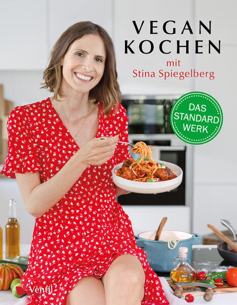 Nach dem großen Erfolg von Stina Spiegelbergs »Vegan Backen« lädt uns die TV-Köchin erneut in ihre Küche ein. Inspiriert von den schönsten Momenten mit Freund:innen, den Lieblingsgerichten nach Feierabend und kreativen Rezeptideen, die man schon immer ausprobieren wollte. Egal ob Gulasch, Homemade Gnocchi in ­Salbeibutter, Maultaschen oder Pizza - Küchen-Neulinge wie erfahrene Köch:innen werden gleichermaßen ­begeistert sein! »Vegan Kochen« ist dabei nicht einfach nur ein weiteres veganes Kochbuch. Wie bereits in ihrem prämierten Backbuch führen auch hier Schritt-für Schritt-Anleitungen durch Rezepte, dazu gibt es Tipps direkt aus der Profi-Küche. Die Bandbreite der Rezepte ist ein Traum: Von Frühstück bis Vorspeisen, Pasta bis Desserts findet man in diesem Buch auf jeder Seite sein neues Lieblingsgericht! Dank Stina Spiegelbergs Erfahrung aus fast 15 Jahren als eine der gefragtesten veganen Köch:innen ist »Vegan Kochen« ein umfassendes und fundiertes Standardwerk, das die pflanzliche Küche auf den Punkt bringt: Ein Allrounder, der in keiner Küche fehlen darf! Warenkunde: Der große Warenkundeteil zeigt, wie Eiweiß, Milch und Ei rein pflanzlich in den Kochtopf wandern. Wie sieht der vegane Vorratsschrank aus? Welche Zutaten lassen sich gesund oder glutenfrei ersetzen? Kreativ kochen war noch nie so easy. So gelingt einfach jedes Rezept! Wunderschön bebildert: »Vegan Kochen« zeigt eine Vielfalt von klassischen und spannenden Rezepten aus der veganen Küche. Gesündere Alternativen werden genauso vorgestellt wie glutenfreie Varianten. Jedes Rezept ist wunderschön bebildert und ausgewählte Kreationen enthalten Schritt-für-Schritt­ Anleitungen. Das Konzept: »Das will ich essen!«: In diesem Buch überzeugt nicht nur die Fülle der über 100 großartigen Rezepte, sondern die Besonderheit, dass jedes von ihnen Dir das Wasser im Mund zusammenlaufen lässt. Feierabend, Gartenparty, Freund:innen kommen vorbei oder die Weihnachtsfeier will geplant werden? We’ve got you! Diese Rezepte sind für jede Gelegenheit. Und es erwartet Dich ein ganz besonderes Plus: Stina hat für Dich exklusive Winter- und Sommermenüs zusammengestellt.