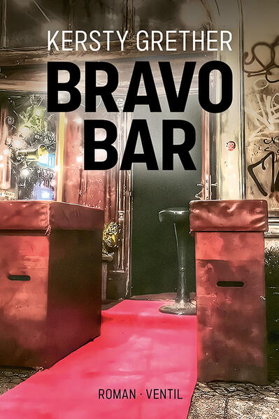 »Bravo Bar« ist die Geschichte von drei Seelenverwandten, die vor unverschämten Herausforderungen stehen. Der schreibende Arztsohn Timo möchte sich der erfolgreichen Straßenrapperin Rachelle Engel zu Füßen werfen. Die allerdings läuft gerade auf wackeligen Beinen durch die Berliner Parks - denn sie kann ihren Brustkrebs im Frühstadium nur noch mit einer Chemotherapie heilen und fühlt sich wie auf einem Drogentrip, der ihre Schutzmauern schwinden lässt. Sie denkt alle Gedanken, die es gibt, und denkt doch gar nichts mehr. Und da ist noch jemand: Wie gut mal wieder für die Menschheit bzw. diese beiden, dass es Greta gibt! Eine Aktivistin, und zufällig beste Freundin von Timo, die mit der magisch guten Laune, die immer einen (Aus-)Weg weiß, auch wenn dieser durch ihre eigenen Begehrenshöhen und -tiefen führt. Zu einem Soundtrack aus Deutschrap erlebt das Trio infernale einen endlosen Sommer, in dem sich die Gefühle rasend überhitzen. Einzige Konstante: die legendäre Bravo Bar in der Berliner Torstraße. Rachelle und Greta verbindet zudem das Geheimnis einer gewaltvollen Nacht vor vielen Jahren in Hamburg … »Bravo Bar« ist ein Pop-, Gesellschafts-, Gegenwarts-, HipHop- und Episoden-Roman. Jede Figur wird in ihrem eigenen Stil und ihrer eigenen Stimmung erzählt. Ein Rap in vielen Geschmacksrichtungen, der virtuos mit den Zeichen, Zärtlichkeiten und identitätspolitischen Zumutungen der Generationen X bis Z spielt.